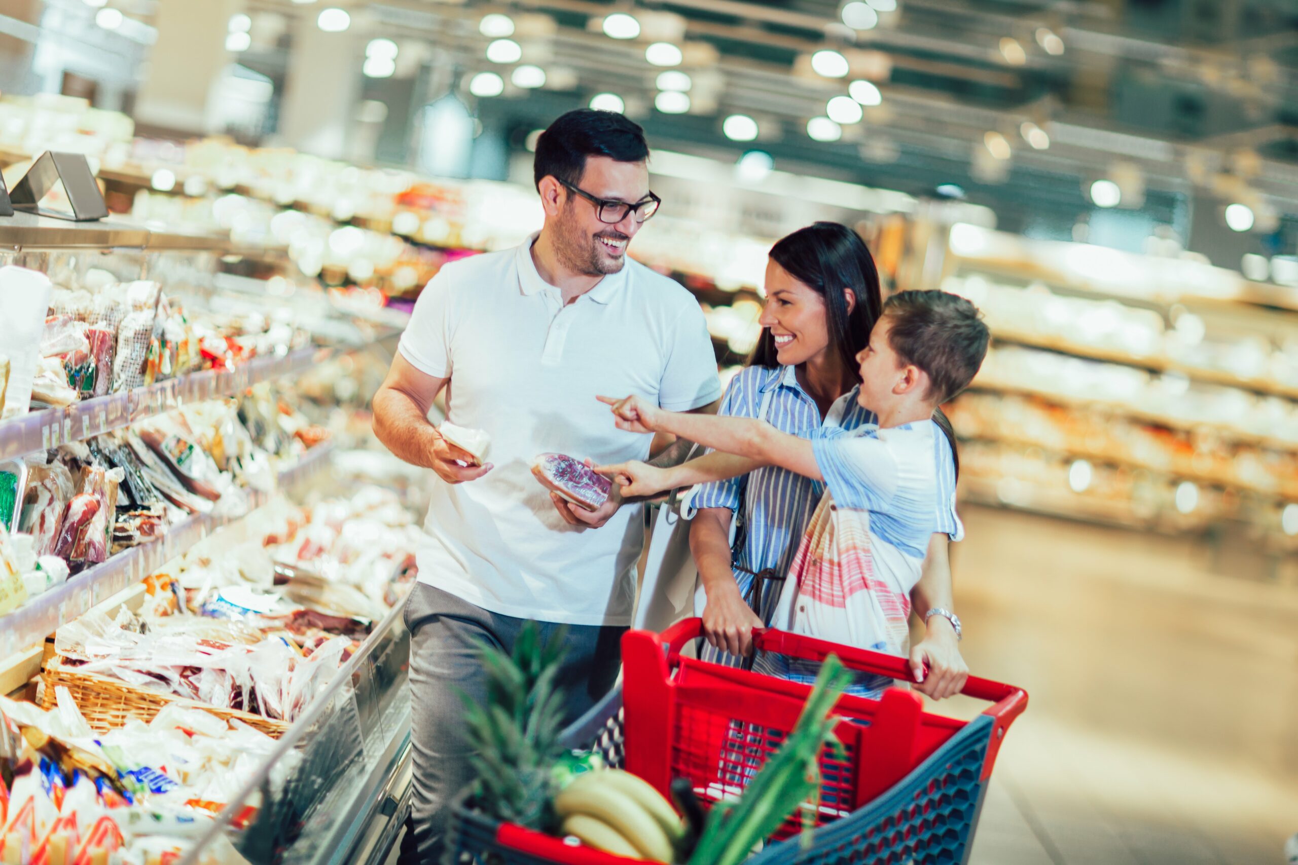 Be family shop. Семейный шоппинг. Семья в супермаркете. Семья в продуктовом магазине. Счастливая семья в супермаркете.